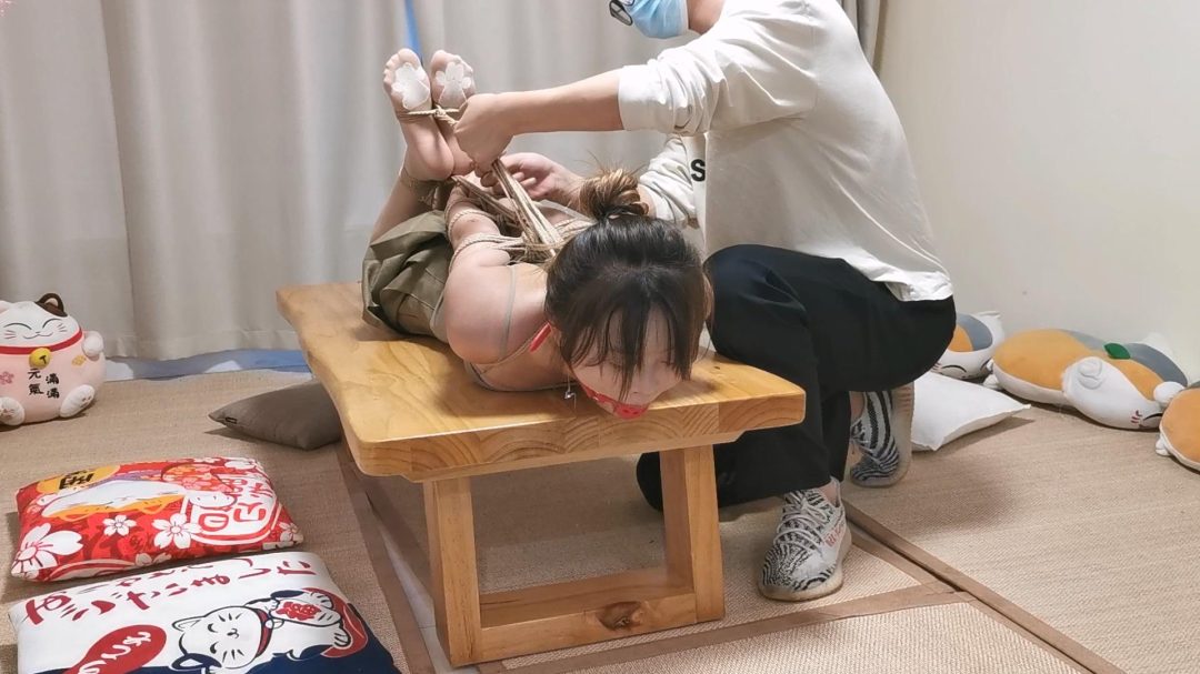 奥特曼定拍：小荣绳艺初体验 小吊带直臂驷马口球放置在小茶几上-4