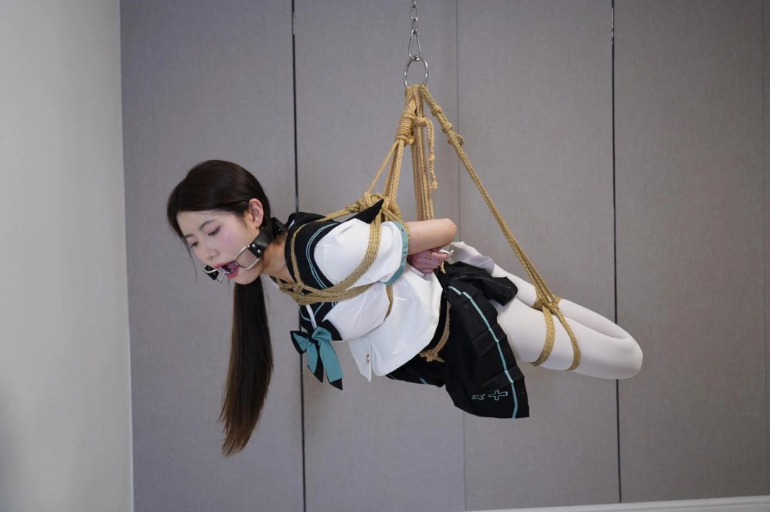 JK女神初次体验吊缚，挠痒口咖惩罚叠加，口水拉丝不断-4
