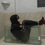 【kig】自己在家把脖子锁在水箱底，还反铐双手玩水下逃脱，差点出不来