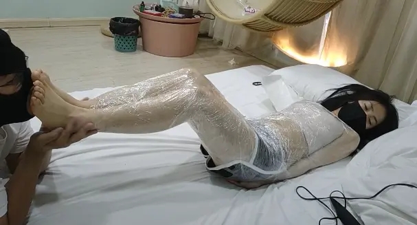 《少女遇难记》-入室绑架剧情+丝袜口罩封嘴+欧式直臂+驷马拉紧+TD+挠脚心+舔足+保鲜膜全包+双脚TK+乳夹+八字开腿+皮革拘束等等-12 《少女遇难记》-入室绑架剧情+丝袜口罩封嘴+欧式直臂+驷马拉紧+TD+挠脚心+舔足+保鲜膜全包+双脚TK+乳夹+八字开腿+皮革拘束等等-12