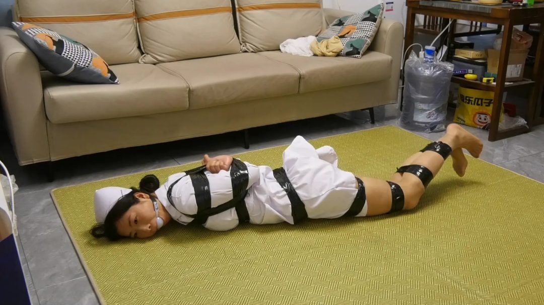 女护士被胶带丝袜多层包裹-3