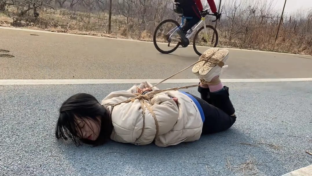户外长时间捆绑蹦跳+户外驷马-7