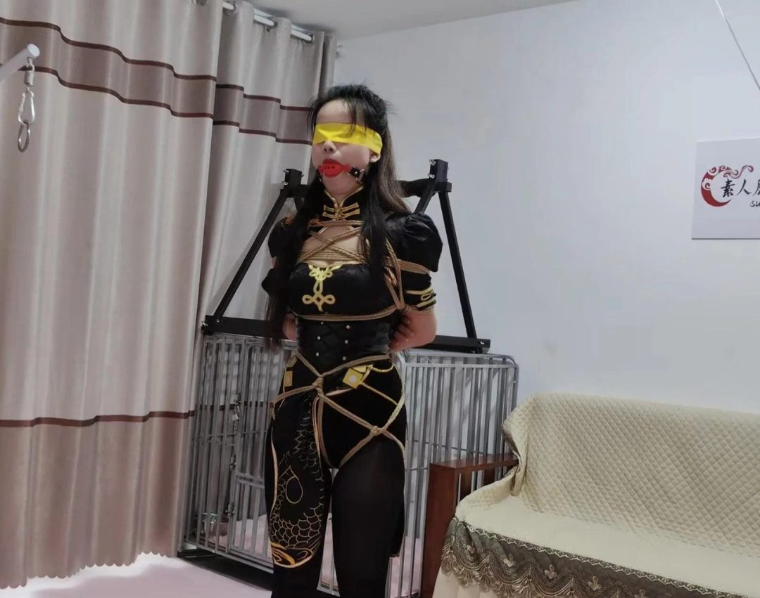 丰满美女晓影COS宁红夜捆绑紧缚驷马大号口球放置流口水-11