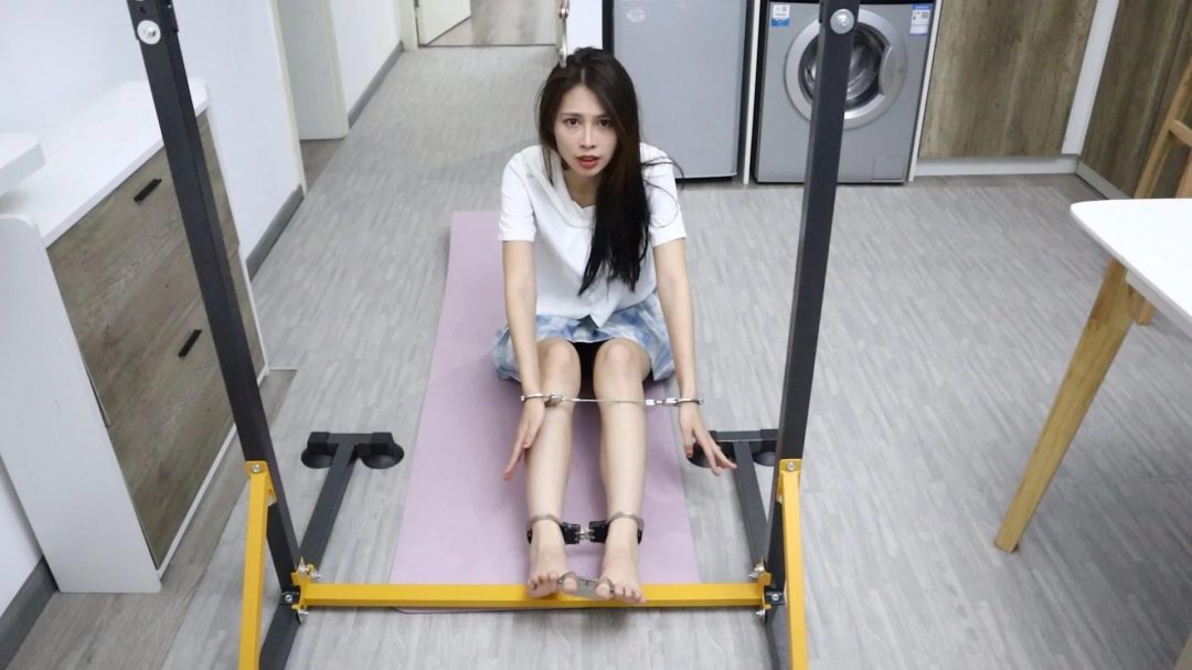 叶子遭入室抢劫 吊铐脚趾逼问密码 挠脚挠全身TK 手铐脚铐脚趾铐 吊脚趾好疼！-7