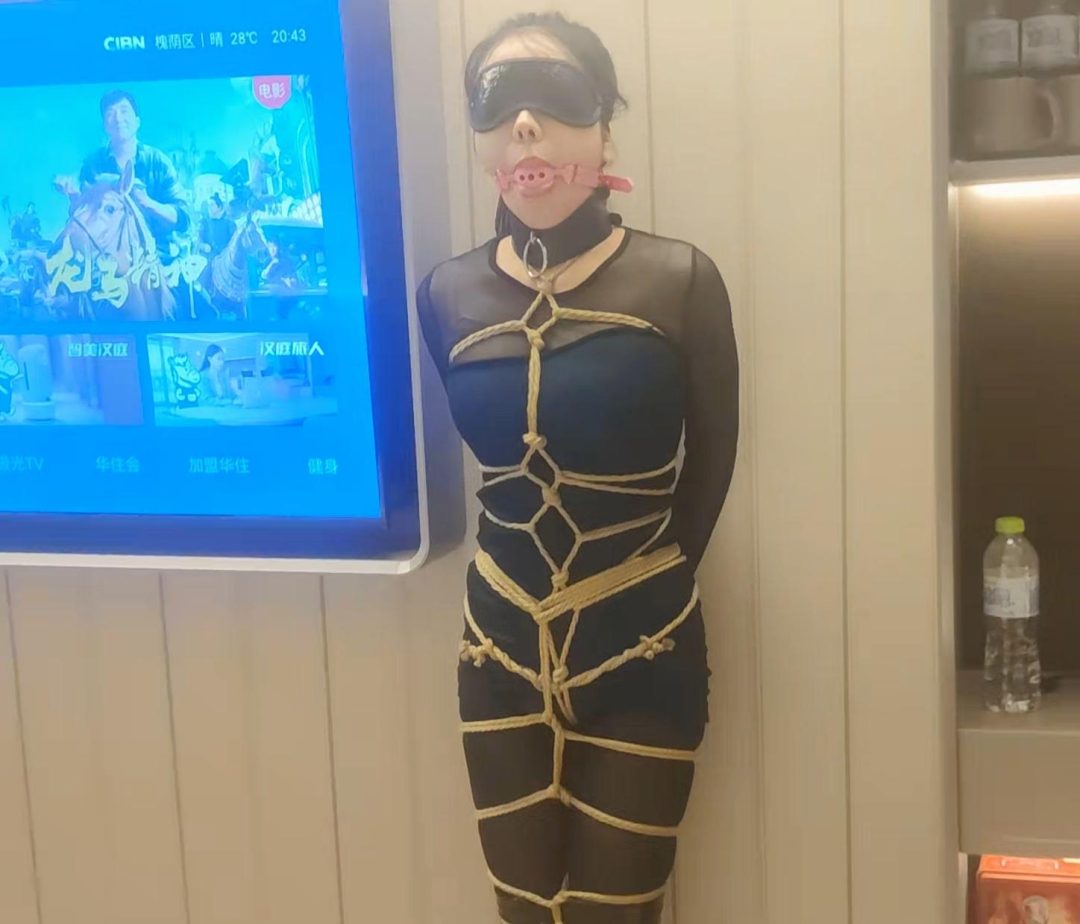 身材颜值不错的气质高挑职业美女模特酒店约绳紧缚体验-9