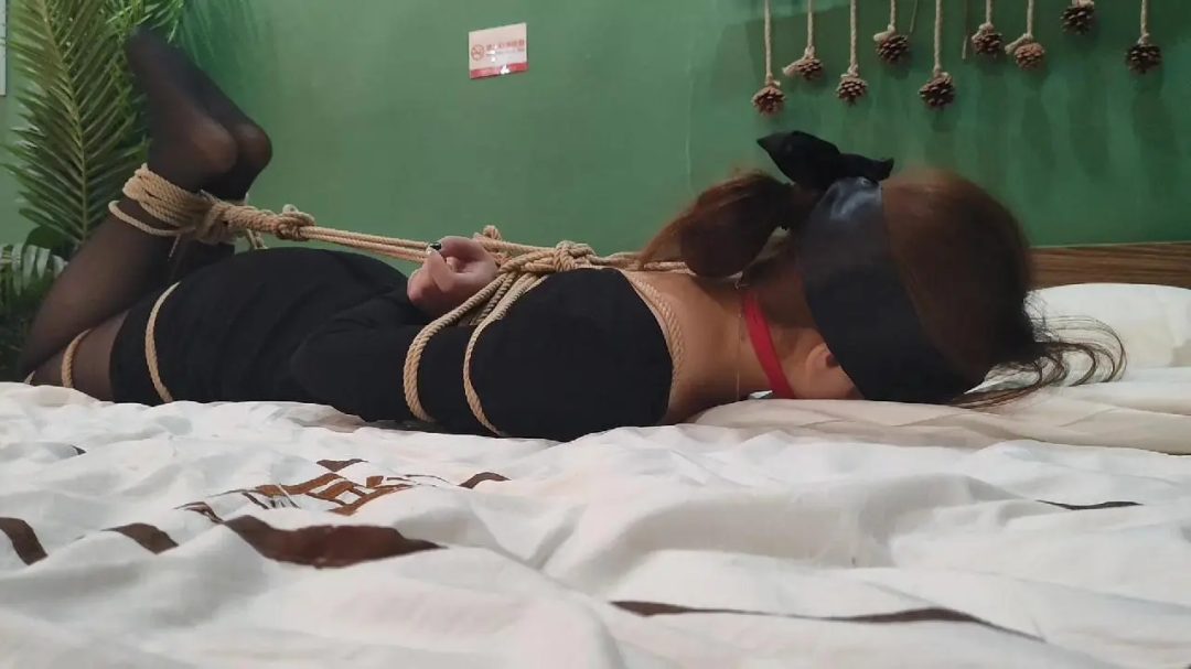 约拍系列 黑丝美女被缚圆椅，驷马捆绑-10