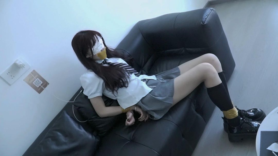 小清新居家JK妹妹，被上门检查煤气的哥哥用黄色胶带捆绑，堵嘴，发生……-10