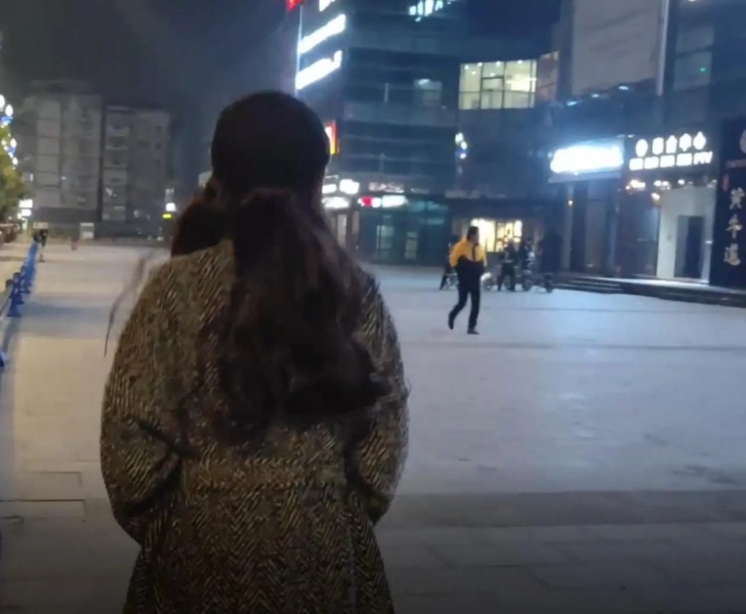 穿上zentai去电影院看电影是一种什么样的体验-7
