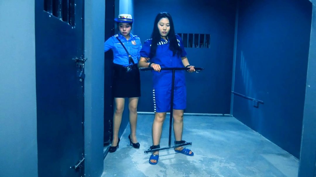 《罪恶女老大不归路》 下集 女贩被判死刑后戴上工字铐和颈手脚一体铐一级禁锢五花大绑执行绞刑-3