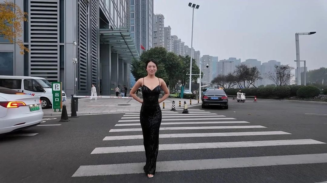 一绳所爱定拍，杨若琳户外散步，真空礼服，大腿紧缚，脚绑绳拷，扎带捆手，口球口水-3