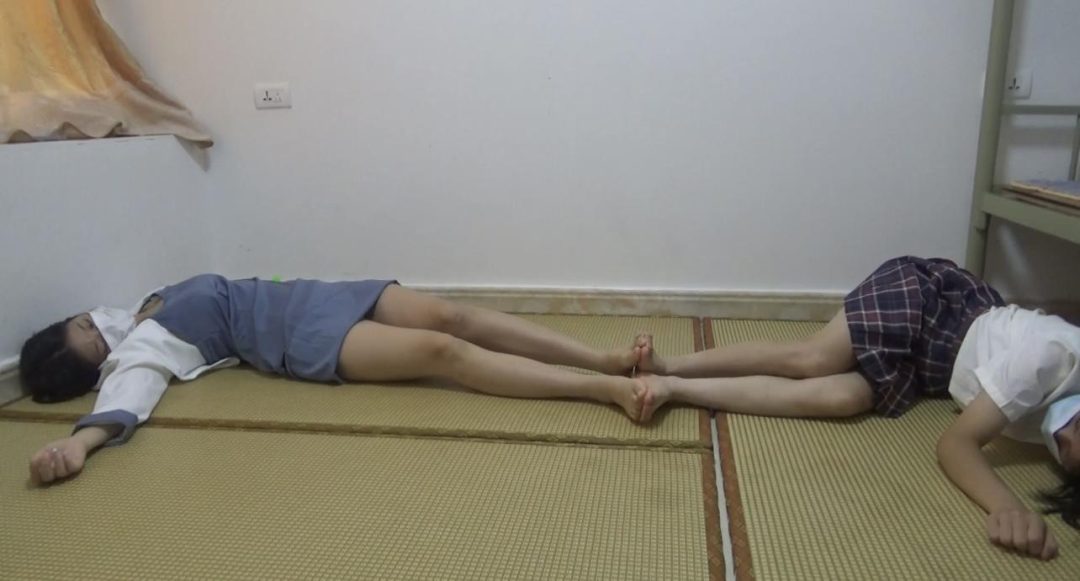 【佳怡】【琳媚】定拍 吊带裙性感女人和jk白丝妹妹双脚踩脚 无论怎么拉扯了jio都分不开-2