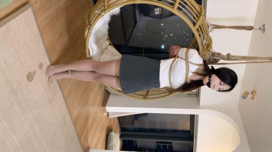 奥特曼定拍：小芜日式直立踮脚吊放置 肉肉的小学妹带着口球流口水-4