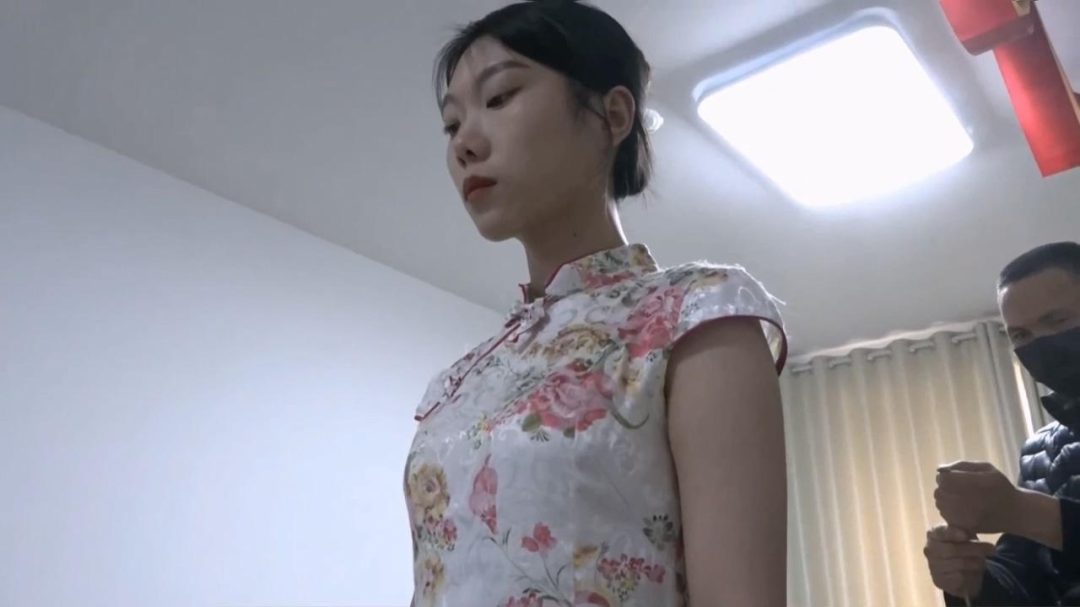 逍遥定拍：韩玉（琪梦）旗袍直臂跪缚后手吊 痛苦的膝盖顶地放置-2