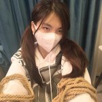这次被两种绑法绑住了，第一种还好可以尽力的挣扎开，并且尽力跳起来， 第二种被张开腿分别绑住是真的挣不开而且还好疼