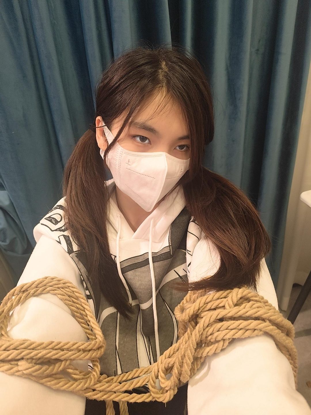 这次被两种绑法绑住了，第一种还好可以尽力的挣扎开，并且尽力跳起来， 第二种被张开腿分别绑住是真的挣不开而且还好疼-1