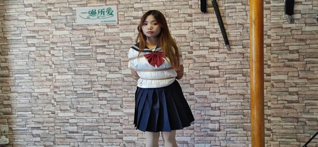 大学生妮妮试镜，大号口球堵嘴《后手观音和直臂并腿海老缚放置》绑得只能扭动完全动不了，大号口球把小嘴塞满撑到极限，受不了，只能挣吟叫解开-1