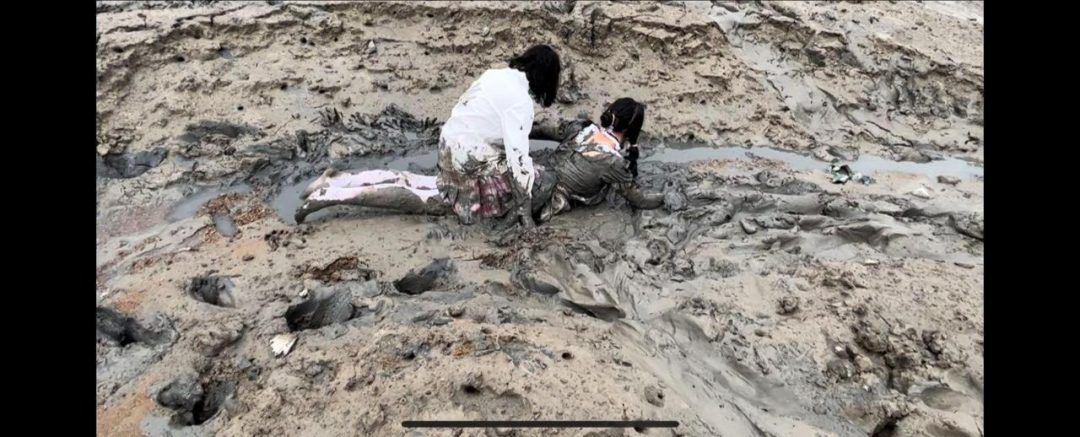 女仆装+jk 双人滩涂玩耍玩泥-2