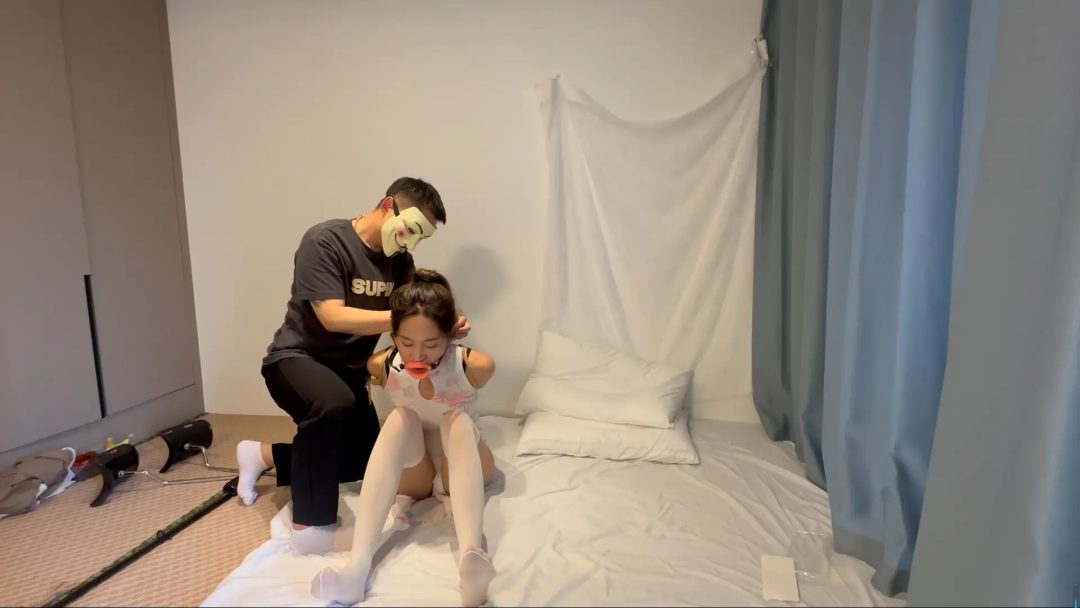 原创 点上门服务遇到了有隐藏属性的美女 出差在酒店闲来无事玩电脑游戏，突然接到上门特殊服务的电话，说是可以满足一切想方法。于是便点了技师上门。放下电话之后就准备了起来，拿出我最喜欢的绳子-2