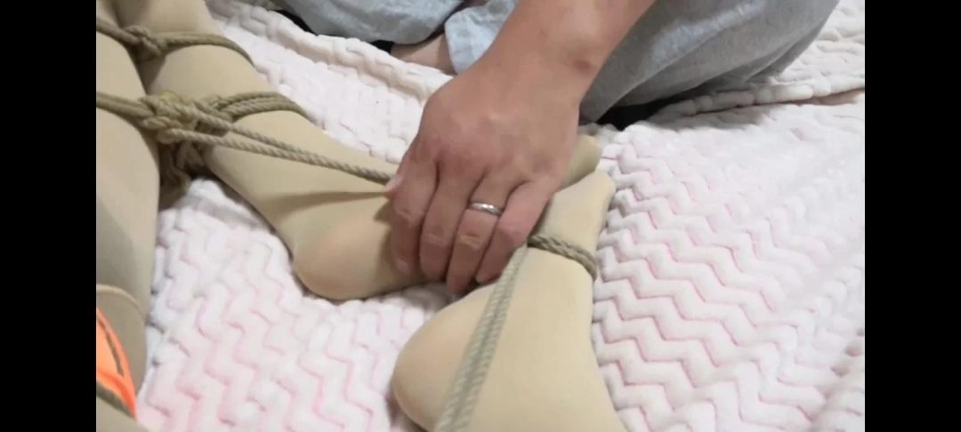 沦为收藏品的女侠 凉兮 打屁股 挠脚心 遛狗 喝原味丝袜水 团缚 绑床 电击 鞭打 针扎 定身喷雾 石化剂 折磨全身-3