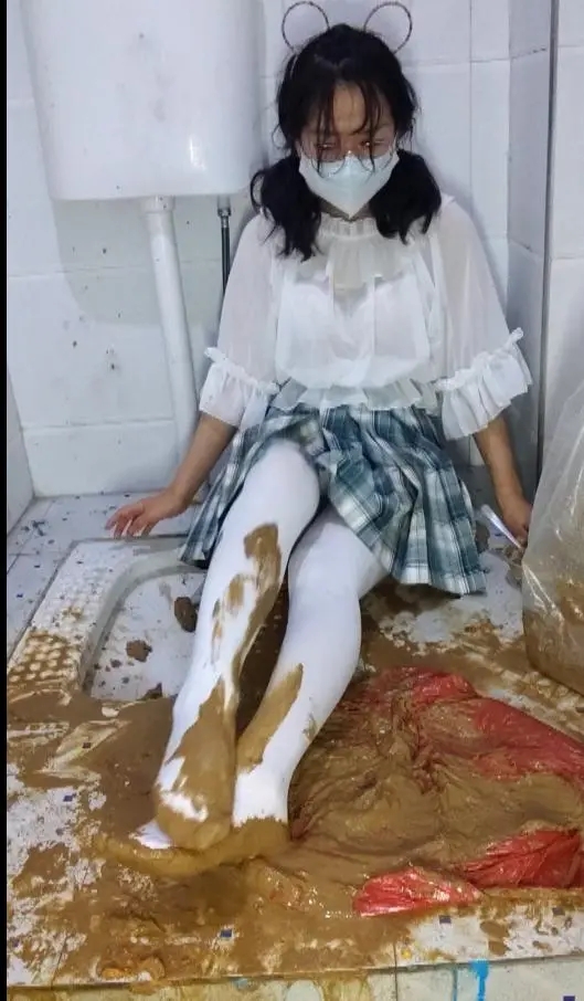 jk白丝浴室粘稠物体涂满全身重口味-4