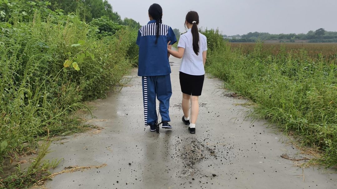 【忘忧社工作室】新模特沈冰（上）女犯沈冰被提审，询问其藏匿作案工具的地点，她称已扔在郊外但记不清具体位置。-6