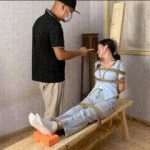 脚下四块砖 按压膝盖疼的嗷嗷直叫 捆绑逼问皮鞭抽(残酷老虎凳)