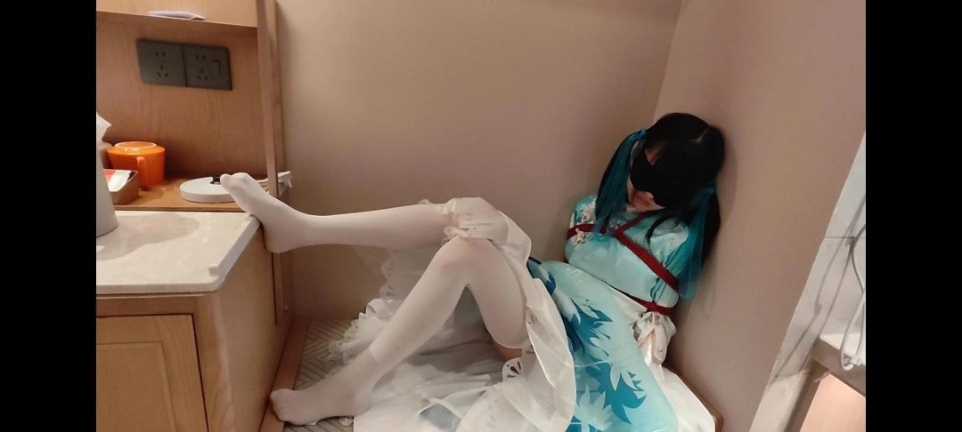 【牧诗原创】霄酱西施诗语江南cos过膝白丝，捆绑过程+衣柜上蜷缩振动展示白丝，然后跪在上面嘴里叼着裙角，每次掉下来都要受到处罚-6