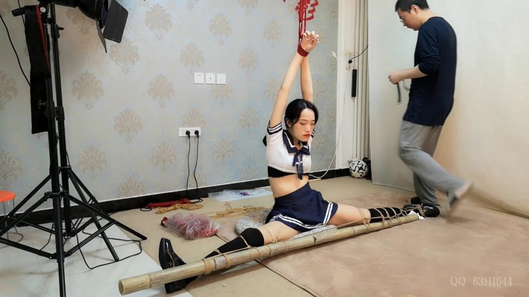 雅熙学生服 竹子上分腿一字马 极限吊手-4