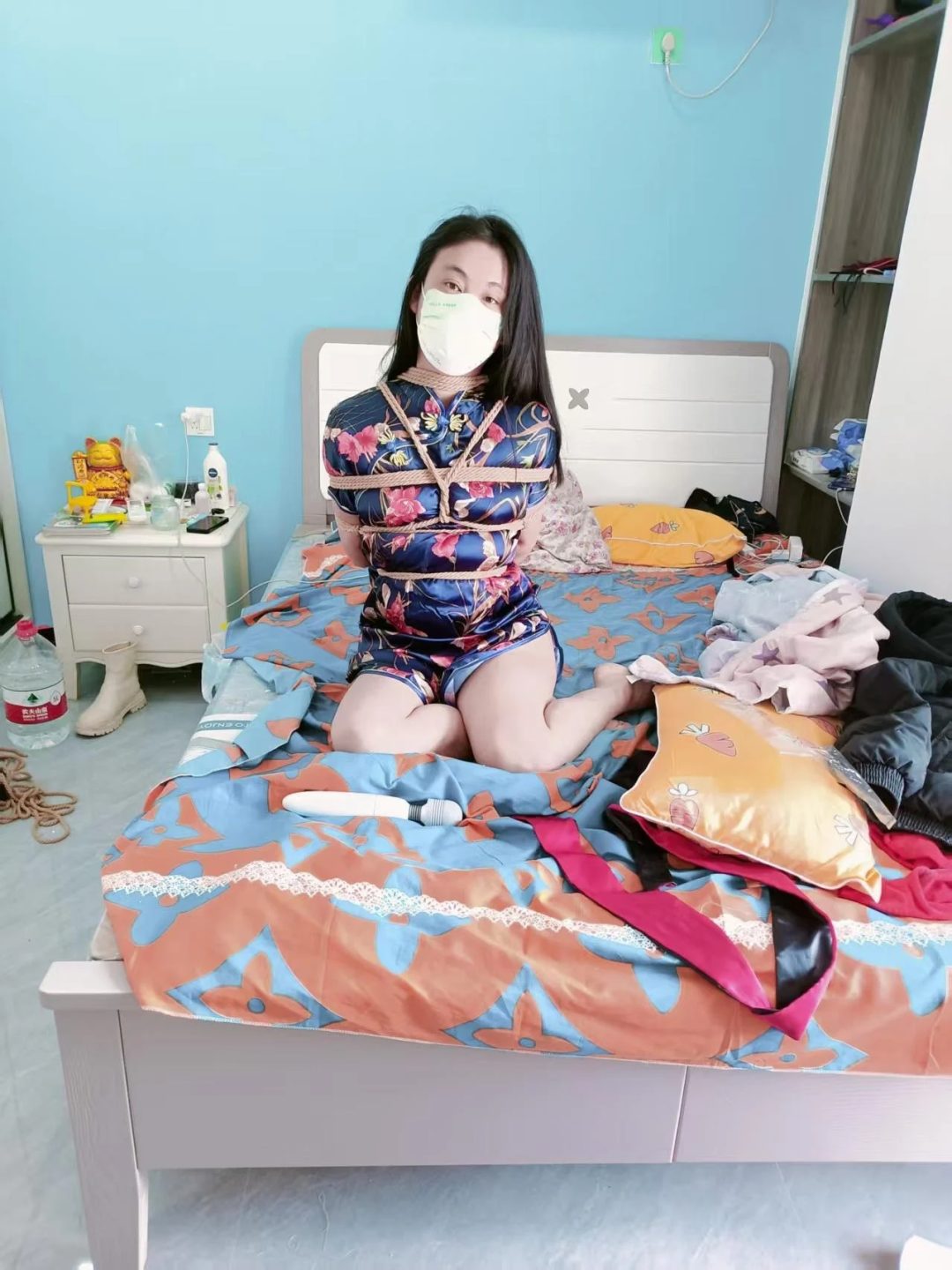 旗袍女被折磨第七章 项圈手铐 脚镣 皮鞭-2