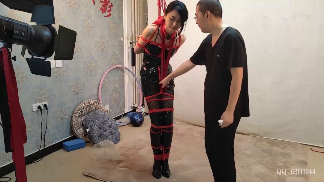 苏樱 黑皮衣黑靴特工 堵嘴 胶带缠绕 红绳吊-5