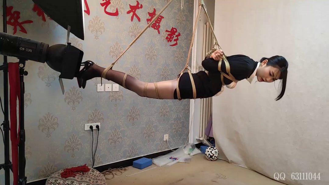 苏樱女秘书尝试空中悬吊-6