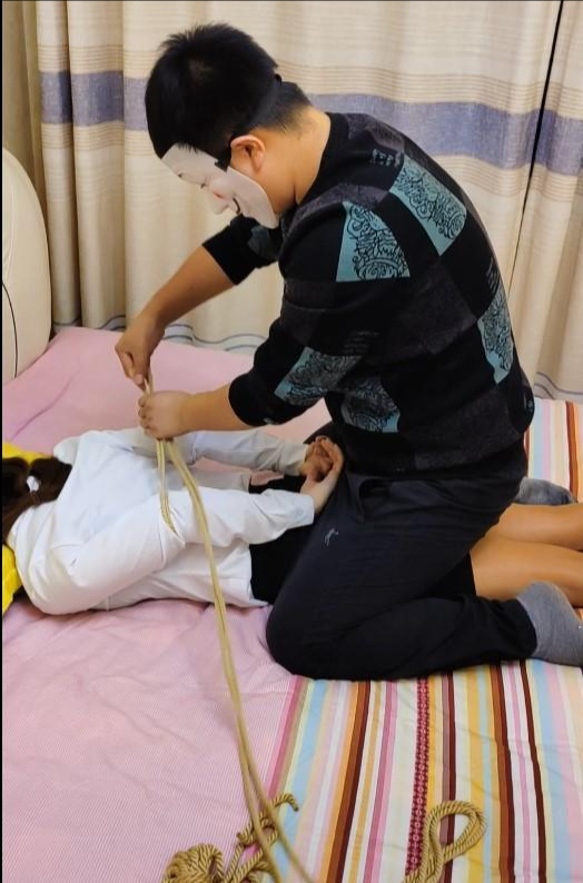 90后小夫妻驷马捆绑第一次-5