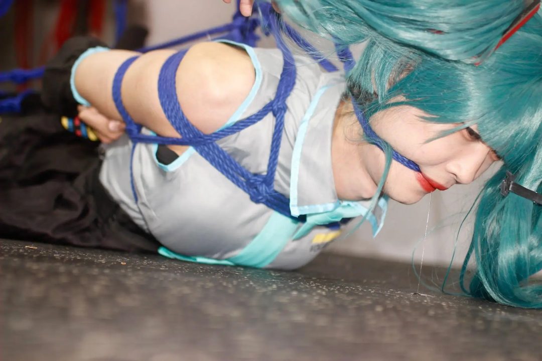 初音未来驷马紧缚，绳子在嘴上死死勒紧，口水拉丝滴落-2