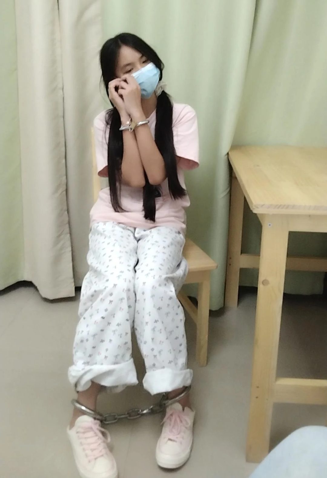 18岁小女孩的镣铐生活-5