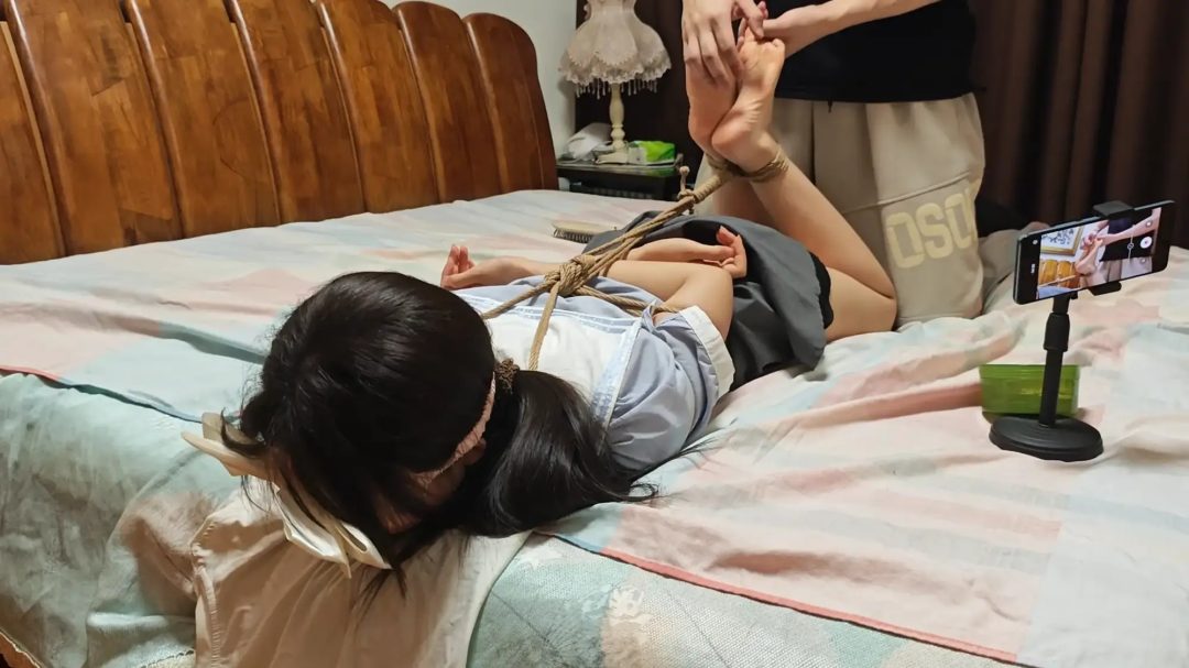 【墨色】蛋糕学生装驷马裸足tk挠脚 全程tk 眼罩口球 流口水-5