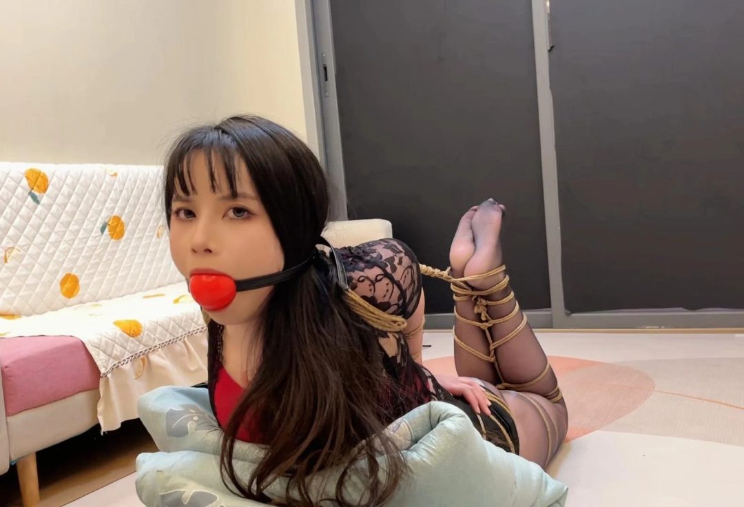 同好说为什么不全程带5.5口球紧缚拍摄 我想说能带上5.5口球已是极限 长时间带着下巴会脱臼 嘿嘿-5