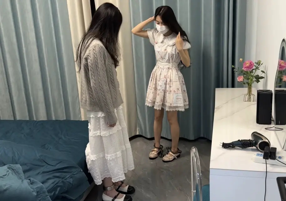两个妹子的镣铐游戏（1）-4