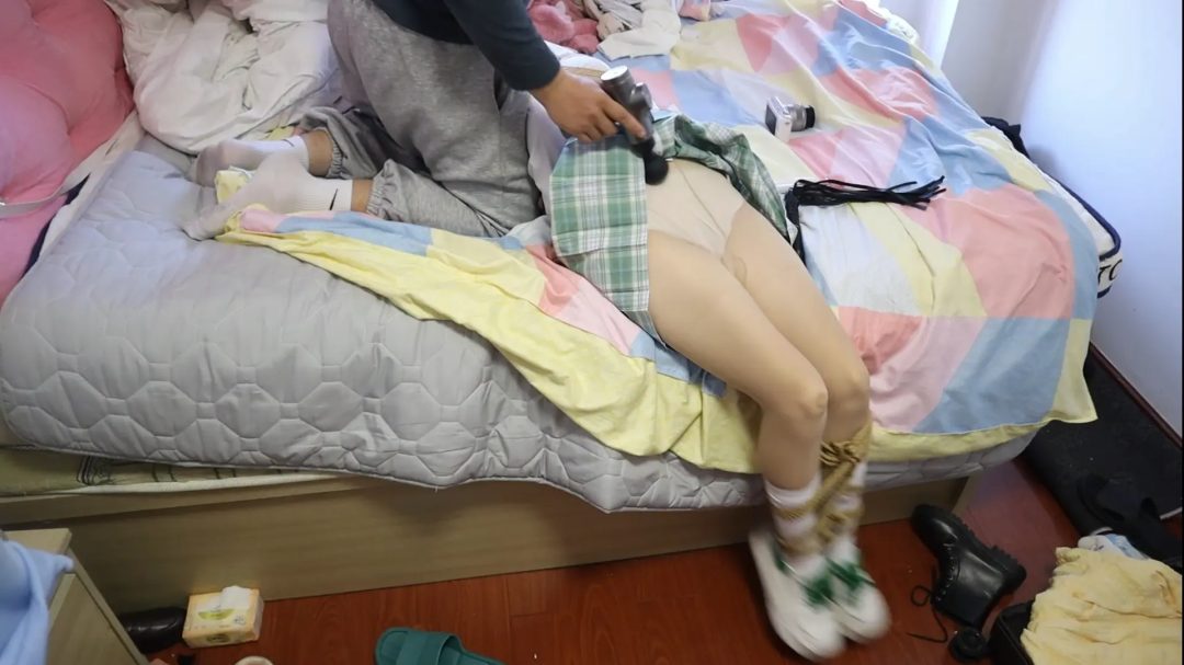 【荷仙少女】把甜美声线的学生运动白袜少女I 捆绑之后被抱在怀里肆意玩弄-9
