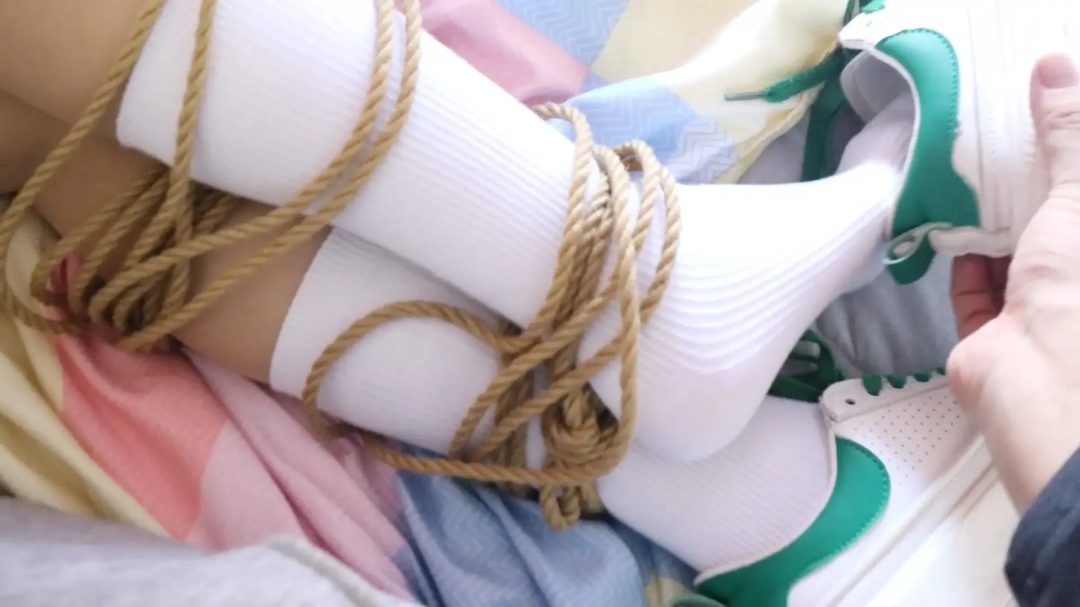 【荷仙少女】把甜美声线的学生运动白袜少女I 捆绑之后被抱在怀里肆意玩弄-4