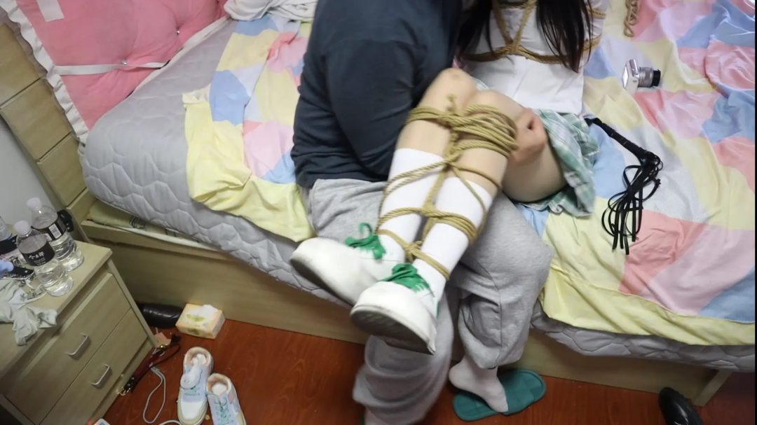 【荷仙少女】把甜美声线的学生运动白袜少女I 捆绑之后被抱在怀里肆意玩弄-1