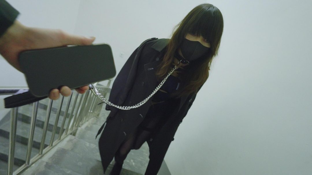 《玫瑰的日记Ⅱ》玫瑰身着黑丝性感侦探服踏着高跟鞋被带到天台，链子拴在栏杆上，这种暴露在外的感觉让她异常兴奋。以至于后来的踩踏和耳光都无比享受，强制时更是爽到猛翻白眼！-2