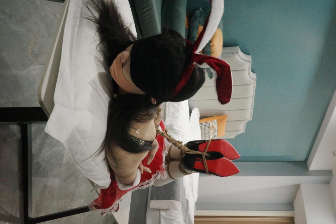 新模瑶瑶体验(圣诞礼服+白色长筒袜+高跟+捆绑+挣扎）-3