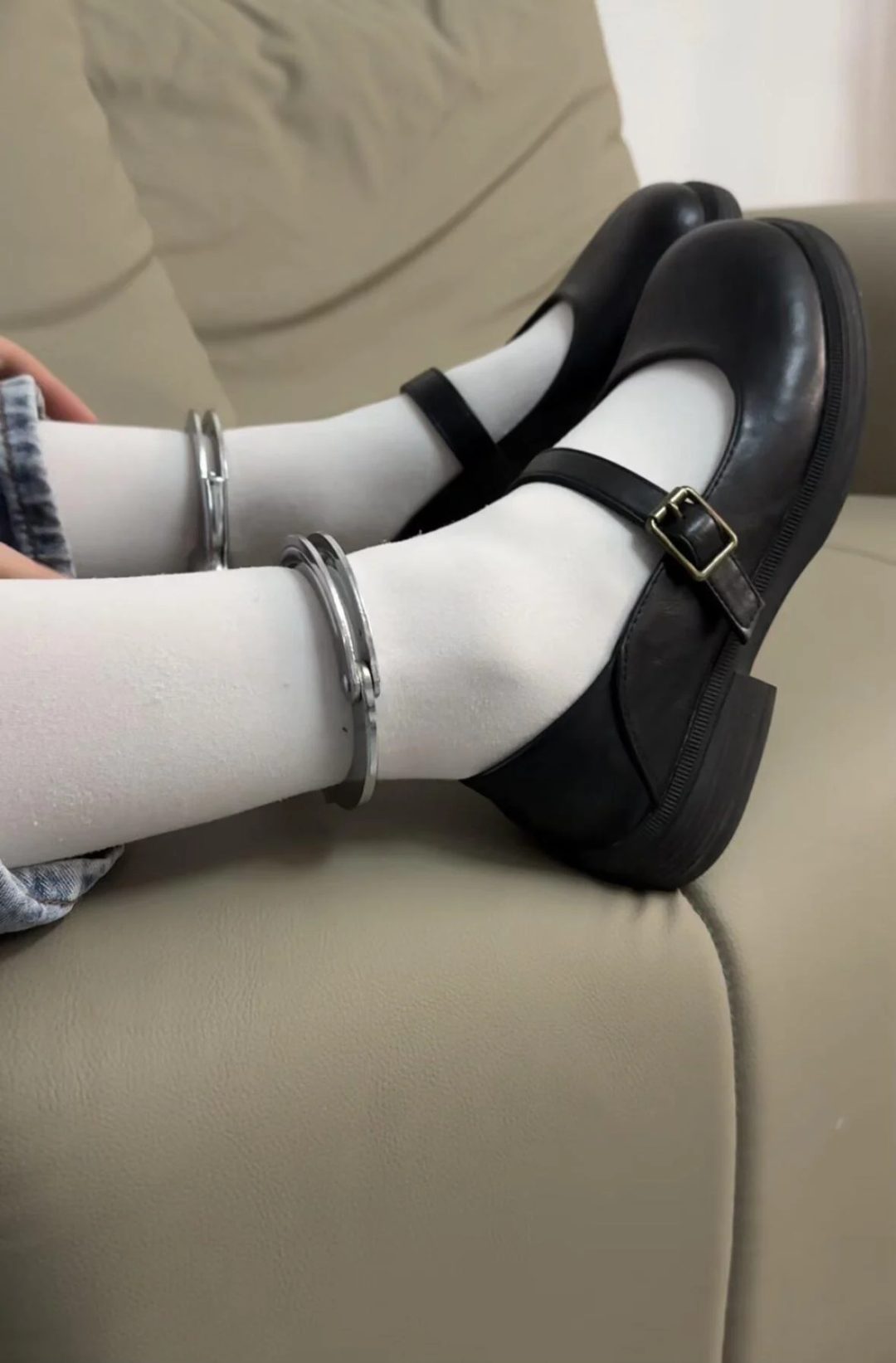 JK水手服女孩挑战手铐锁脚两天！带脚铐坐地铁-4
