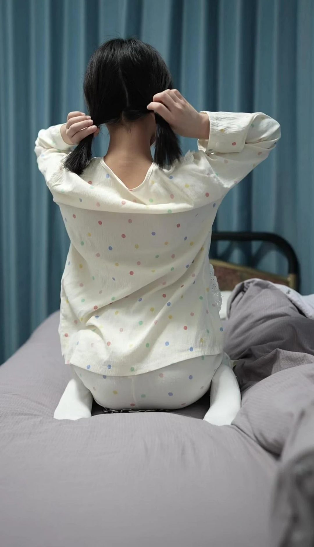 JK水手服女孩挑战手铐锁脚两天！带脚铐坐地铁-5