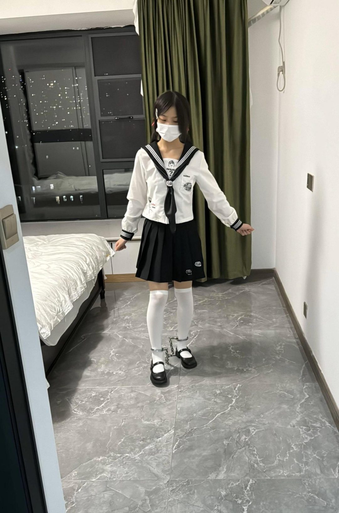 JK水手服女孩挑战手铐锁脚两天！带脚铐坐地铁-1