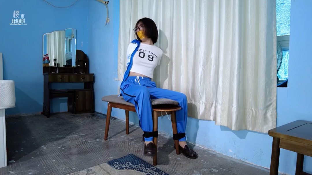 【樱束原创】《惨案现场》可怜的母女两被歹徒入室双人捆绑在椅子上用刀伤害女儿威胁母亲！丝袜塞嘴胶带封嘴丝袜塑料袋套头层层叠加折磨.-4