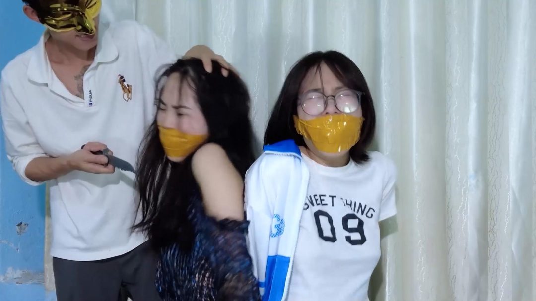 【樱束原创】《惨案现场》可怜的母女两被歹徒入室双人捆绑在椅子上用刀伤害女儿威胁母亲！丝袜塞嘴胶带封嘴丝袜塑料袋套头层层叠加折磨.-3