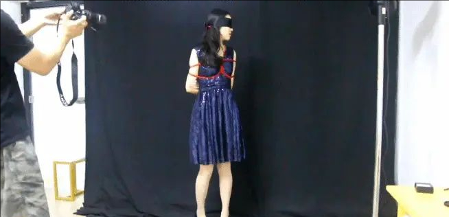 颖儿晚礼服的沉沦，蓝色晚礼服之团缚漏底。168在读大学生颖儿很害羞的模特，本期尝试晚礼服拍摄模特稀里糊涂被骗着拍摄成了紧缚片-6