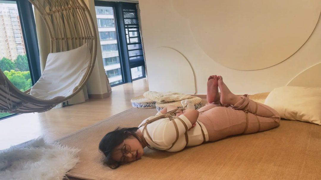 清纯小美女紧缚定拍—学生时代白月光的长相，身材出色，声音也非常好听的小姐姐，美的特别自然-9