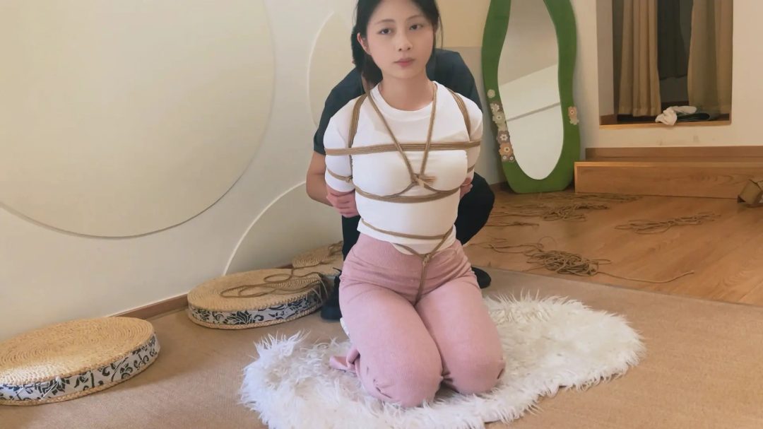 清纯小美女紧缚定拍—学生时代白月光的长相，身材出色，声音也非常好听的小姐姐，美的特别自然-8